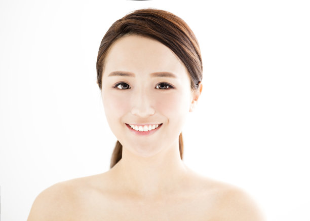 特写美丽的年轻女子与干净的脸素材图片