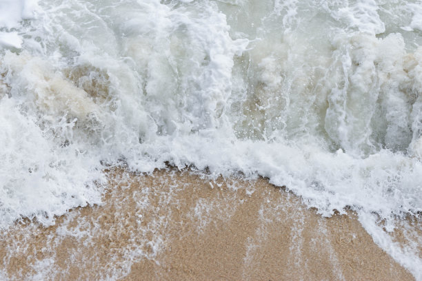 海浪拍打着海滩图片下载
