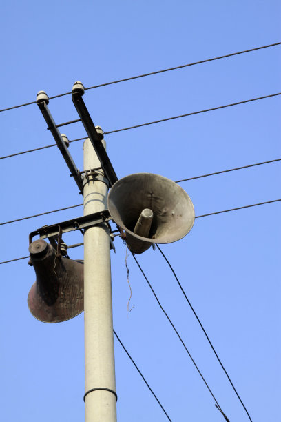 中国农村电线杆上的扬声器图片下载
