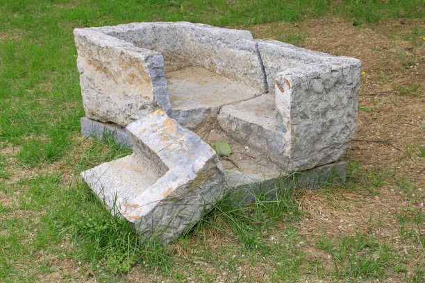 破碎的石头在草丛中，特写照片图片下载