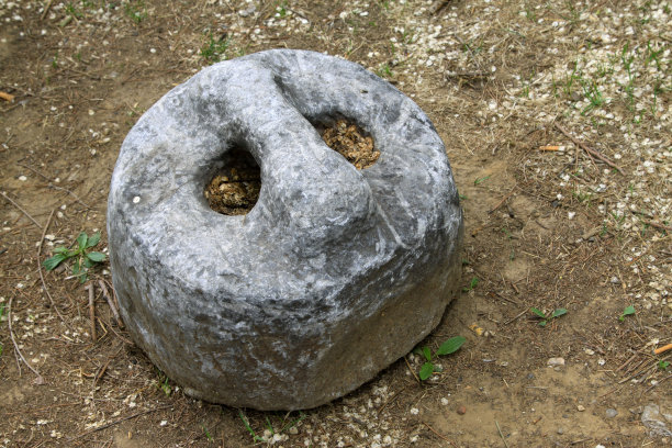 破碎的石头锁在草地上，特写照片图片下载