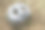 破碎的石头锁在草地上，特写照片图片下载