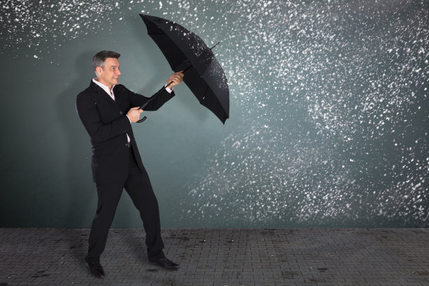 雪中带伞的商人素材图片