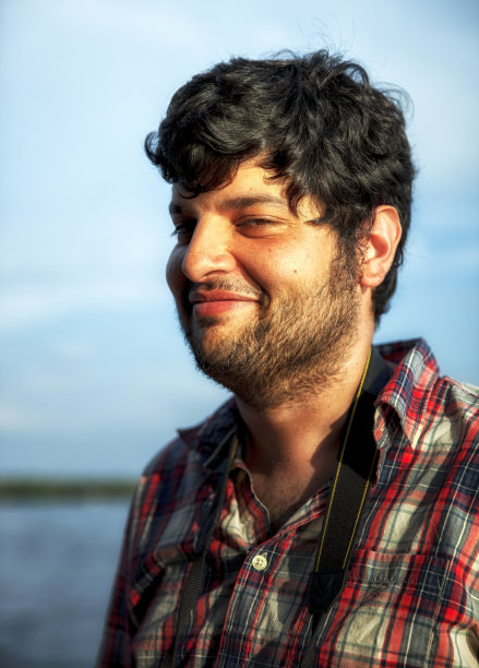 年轻的印度男子被偷拍。图片下载