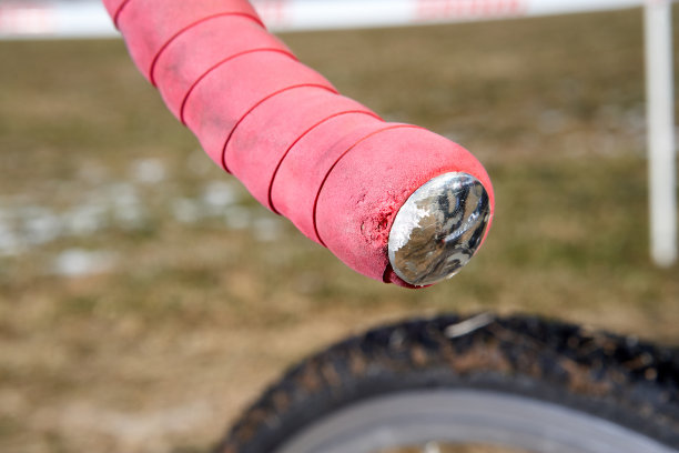 自行车交叉车把的近景图片下载