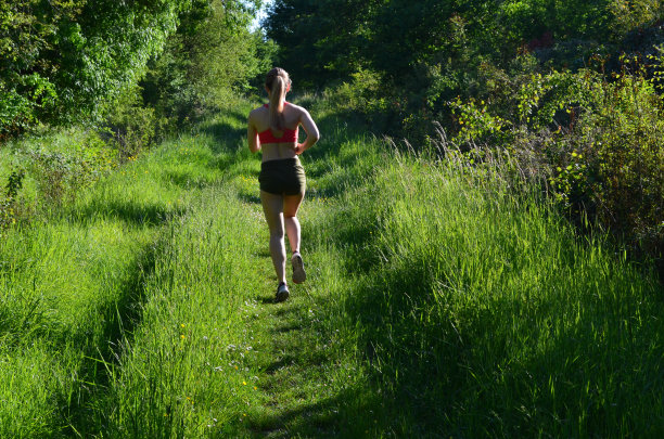 跑步的女孩图片下载