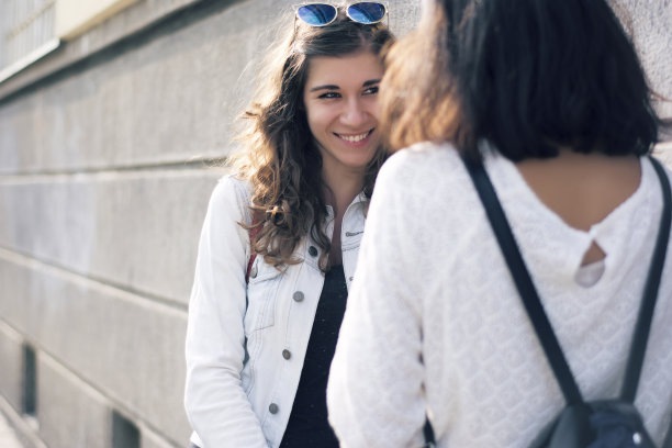 朋友之间的谈话图片下载