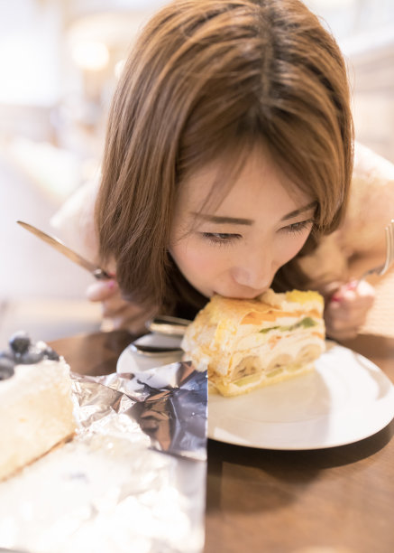 美女名录吃蛋糕图片下载