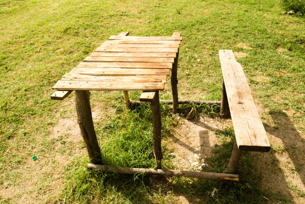 公园里的长椅和桌子图片下载