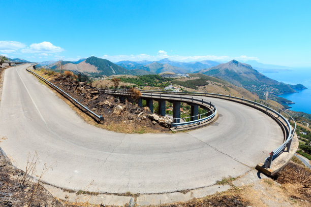 通往救世主基督雕像的道路，意大利马拉蒂图片下载