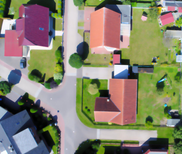 模糊的开发，新住宅区的房子和土地与花园，航拍照片图片下载