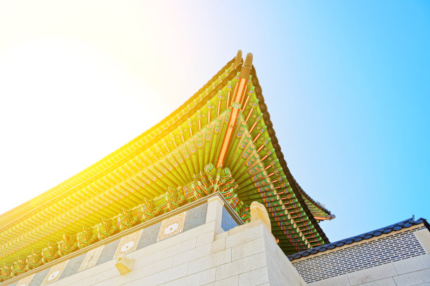 韩国首尔，京福宫(gyeongbok贡宫)大门的屋顶，太阳耀斑被捕获图片下载
