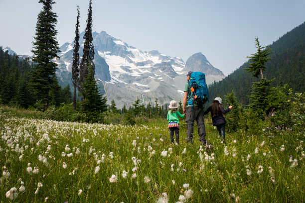 父亲和女儿沉浸在大自然中图片下载