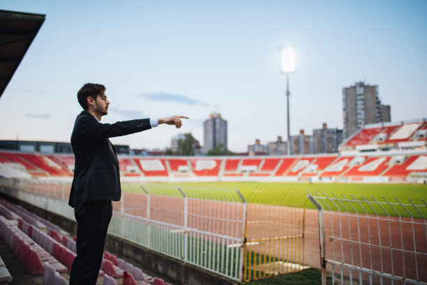 Scout站在体育场看比赛图片下载