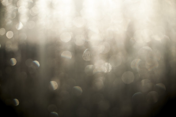 窗户上的冷凝水图片下载