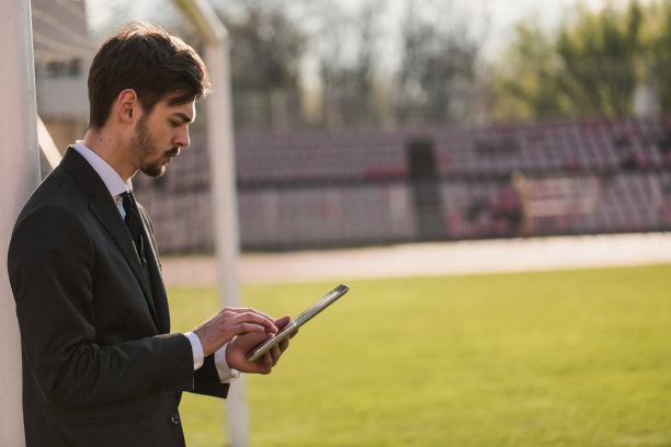 经理站在足球场上图片下载