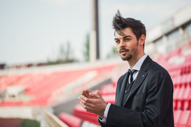 商人在体育场鼓掌图片下载