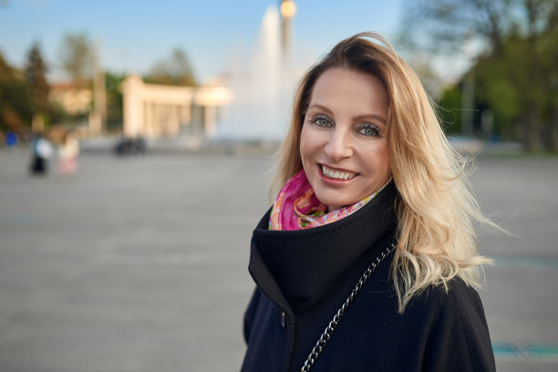 户外肖像的成熟的金发女人图片下载