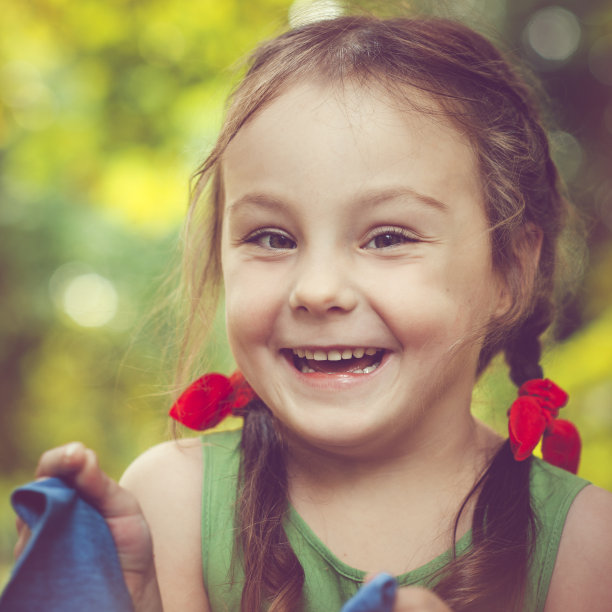 快乐的小女孩图片下载
