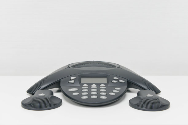 IP话机- IP会议设备，白色桌上，带麦克风图片下载