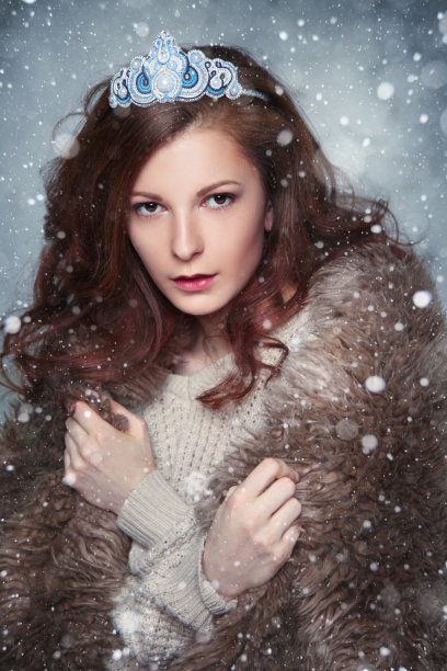 幻想中的雪天皇冠上的女孩的肖像。素材图片