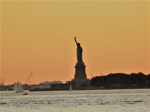 黄昏时分，港口里的女士图片下载