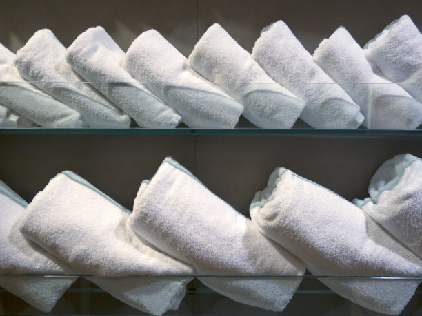 白色毛巾卷起来图片下载