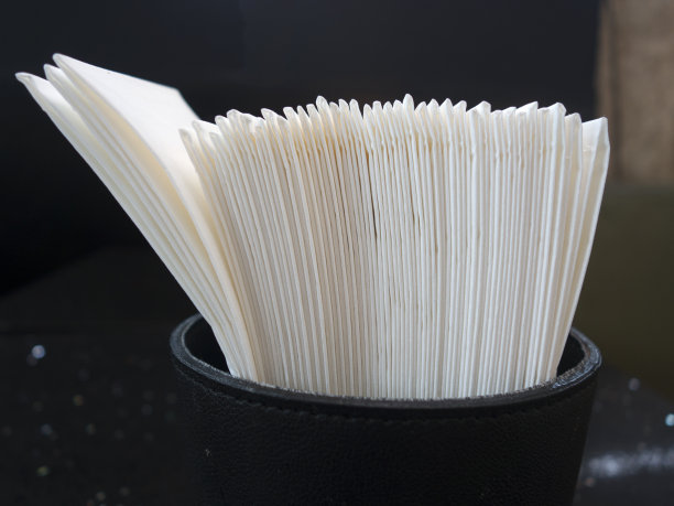 堆放在木箱里的白纸餐巾图片下载