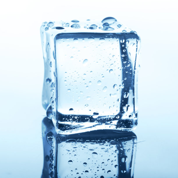 透明的冰块与反射在白色图片下载