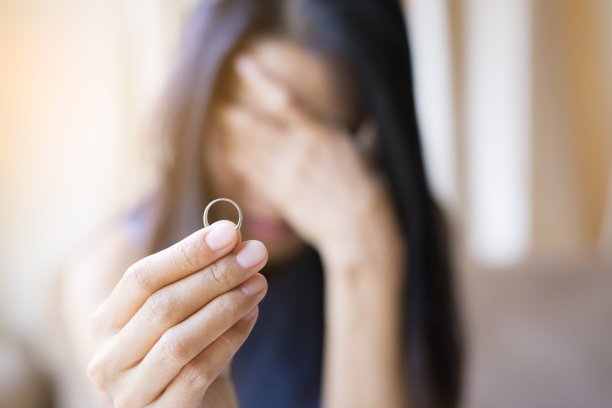 拿着结婚戒指哭泣的女人，被男友抛弃素材图片