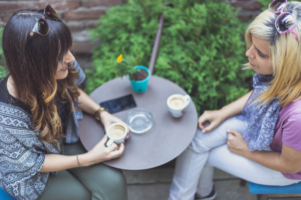 喝咖啡的女孩们图片下载
