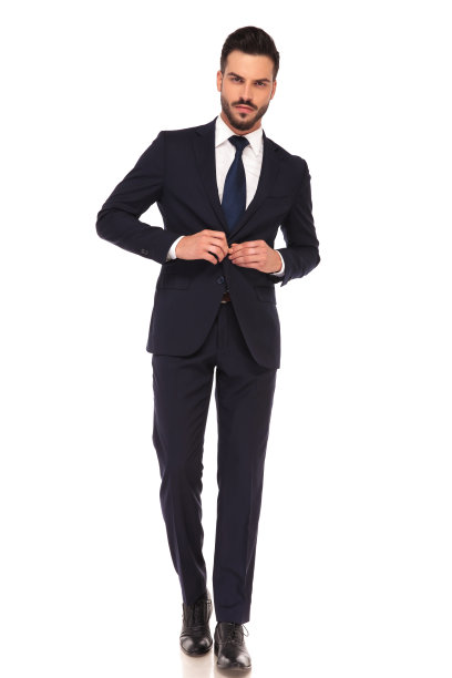 性感的年轻商人一边走一边扣西装图片下载