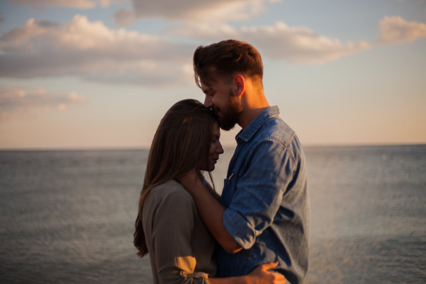 帅哥们亲吻女友的前额图片下载