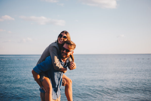 在海滩上骑自行车总是很有趣的素材图片