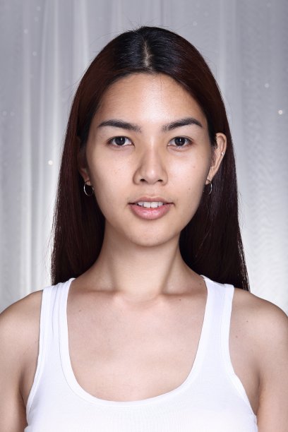 亚洲女人化妆前的发型。没有修饰，新鲜的脸图片下载