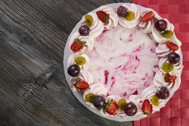 美味的挞芝士蛋糕配新鲜葡萄图片下载