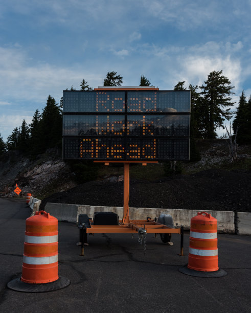 前方道路施工拖车标志图片下载
