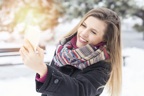 年轻女子享受冬天图片下载