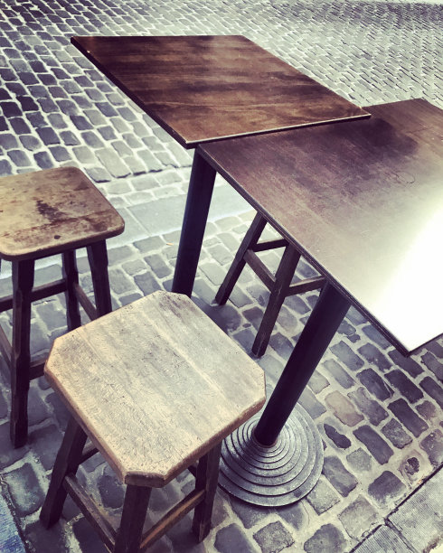 比利时布鲁塞尔街头的咖啡桌图片下载