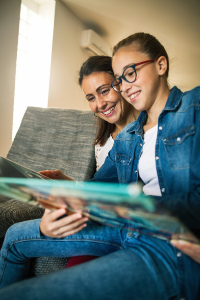 孩子和妈妈一起看书图片下载