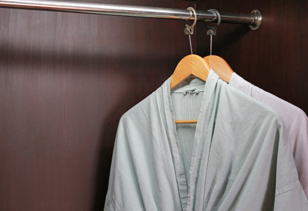 睡衣，睡衣，睡衣，挂在柜子里。图片下载