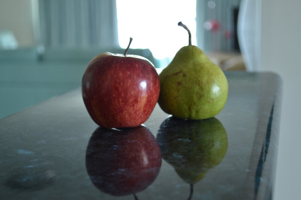水果在桌子上。图片下载