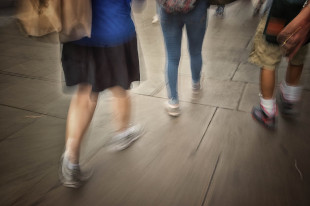 模糊的购物者的腿图片下载