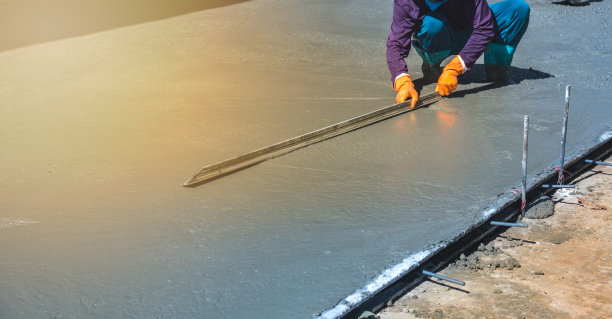 工人或劳工调整混凝土的水平或台阶的建筑施工找平混凝土楼板工作图片下载