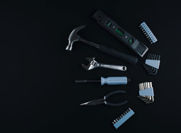 白色背景上的各种工具集。图片下载