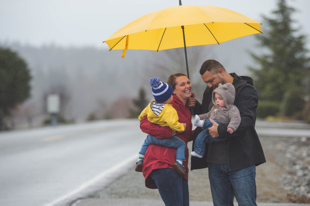 雨中漫步图片下载