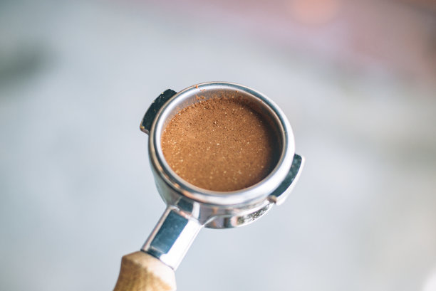 研磨浓缩在Portafiler -模糊的背景图片下载