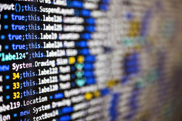 程序源代码对黑色背景的特写概念图片下载