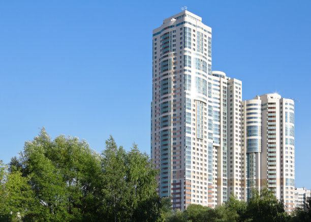 蓝天映衬下的公寓图片下载