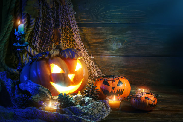 万圣节晚上把南瓜放在木桌上图片下载